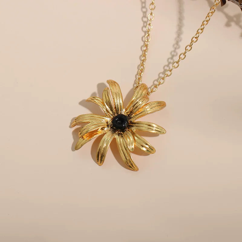 Bearcreekcreative Golden Daisy Floral Pendant Necklace
